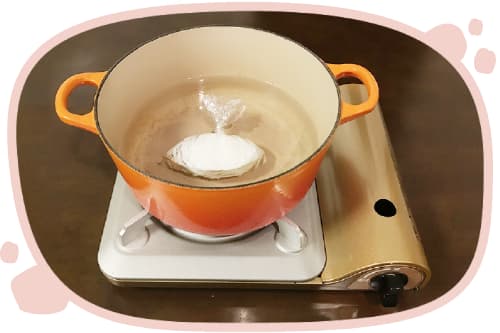 赤ちゃんのやわらかパックごはんを耐熱性の袋に入れて、鍋で湯せんしているところ